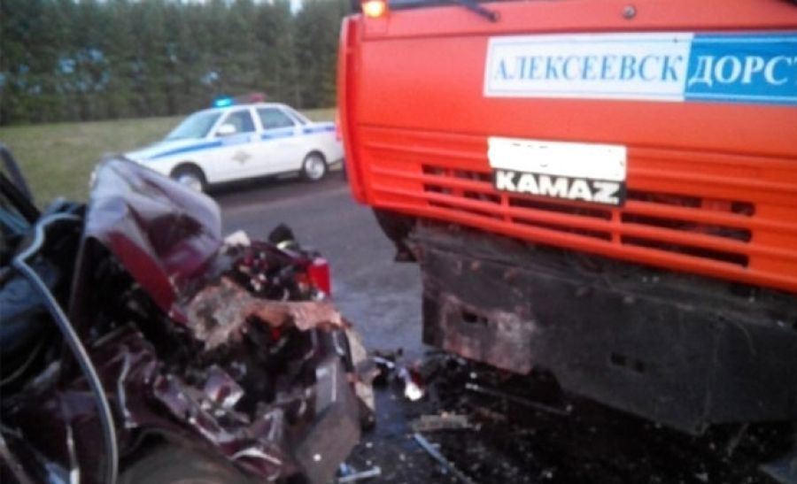 Легковушка столкнулась с КамАЗом в Татарстане, погиб пассажир