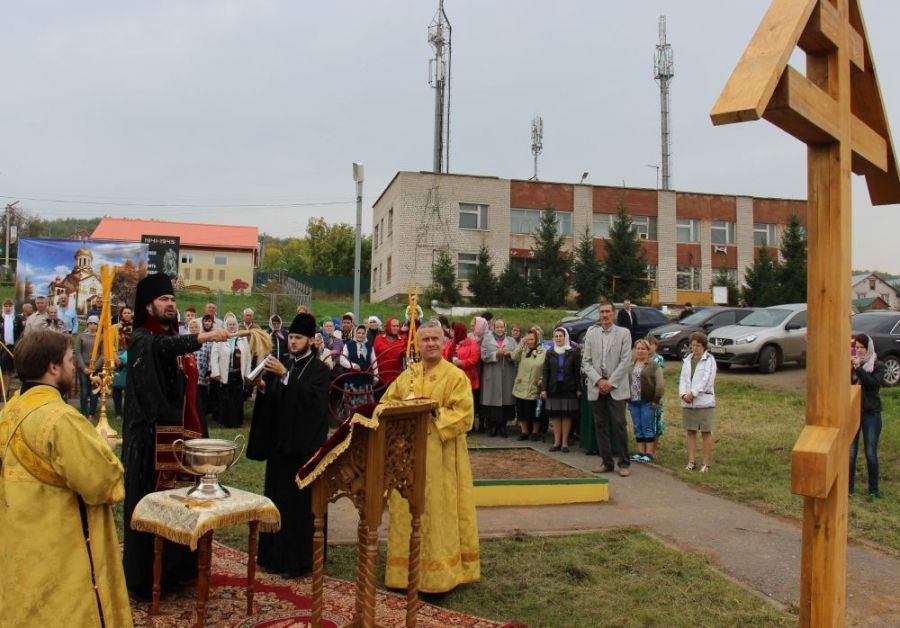 В Альметьевске установили поклонный крест