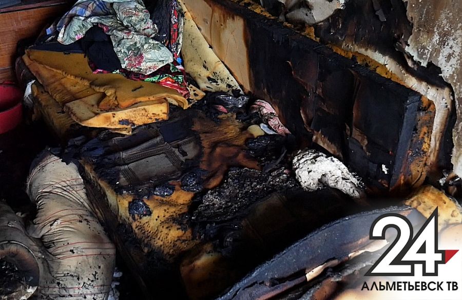 Альметьевские пожарные спасли из горящей квартиры пьяного мужчину