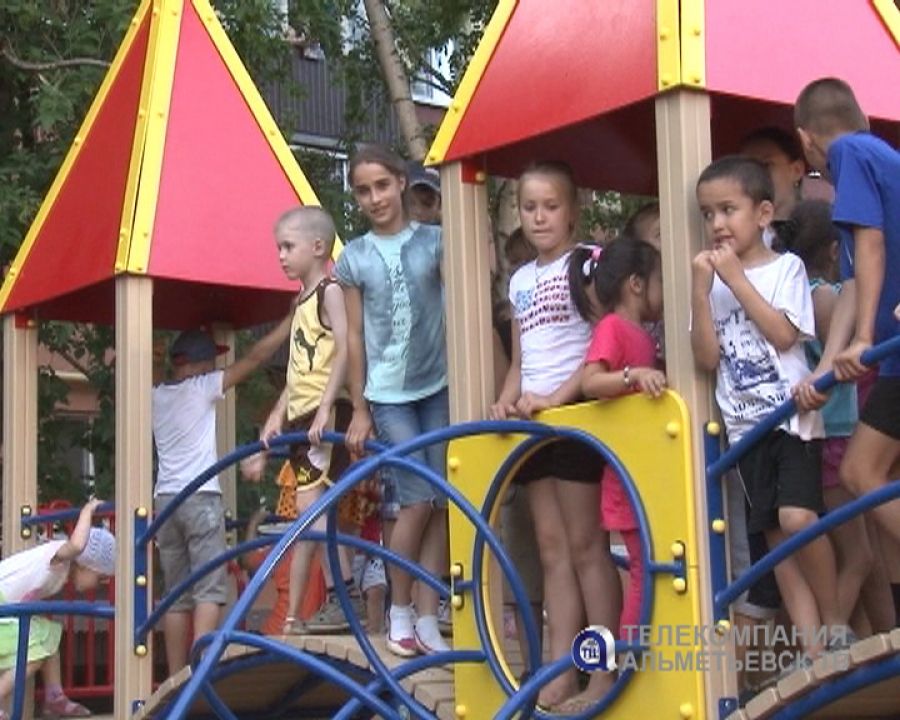 В Альметьевске открылась детская игровая площадка в рамках проекта «Мой любимый двор»