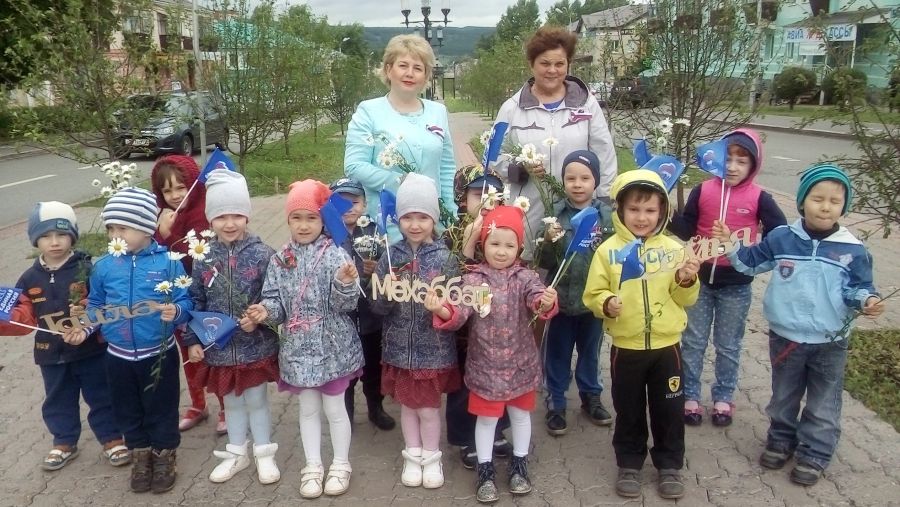 В Альметьевске дошкольники дарили взрослым оригами в виде ромашек с пожеланиями на лепестках