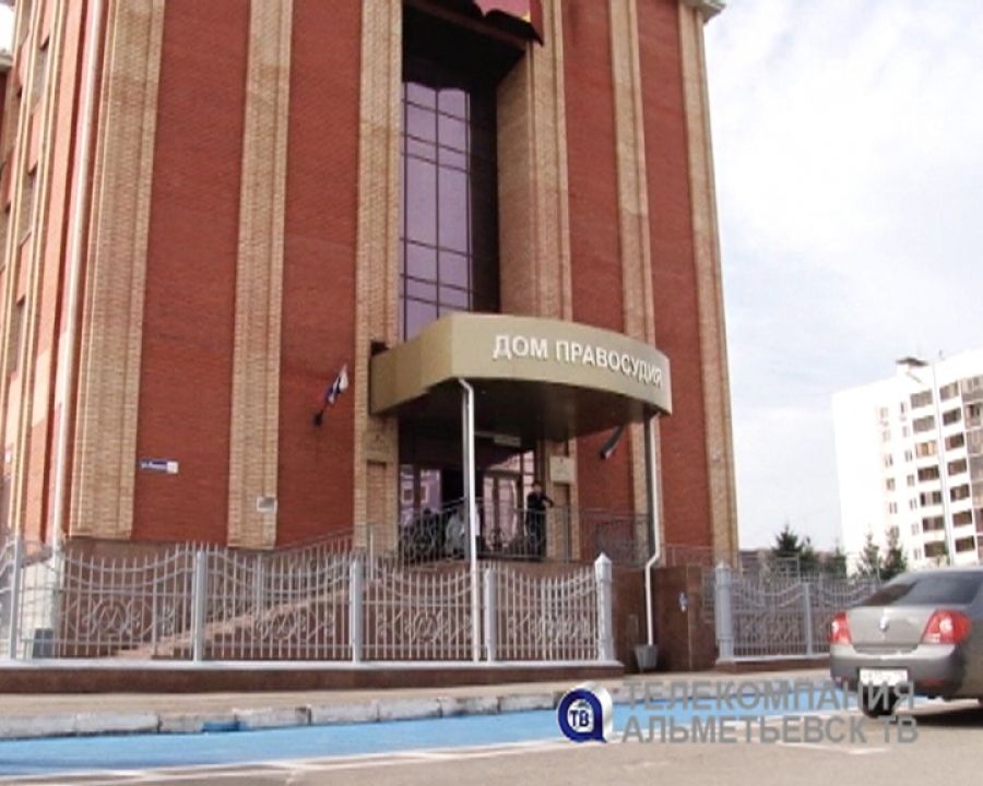 Житель Альметьевска пытался пронести в здание суда бутылку с зажигательной смесью