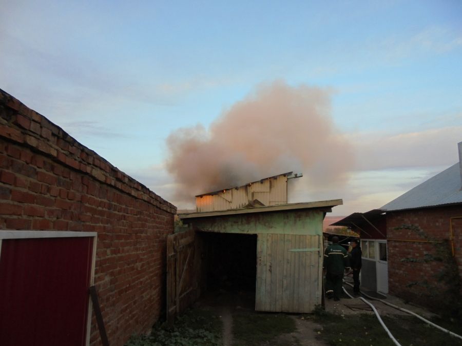 Хозпостройка горела в Альметьевском районе