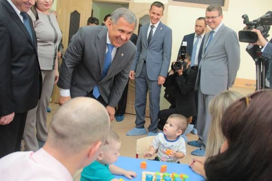 Рустам Минниханов посетил в Альметьевске онкодиспансер и открыл детский сад 