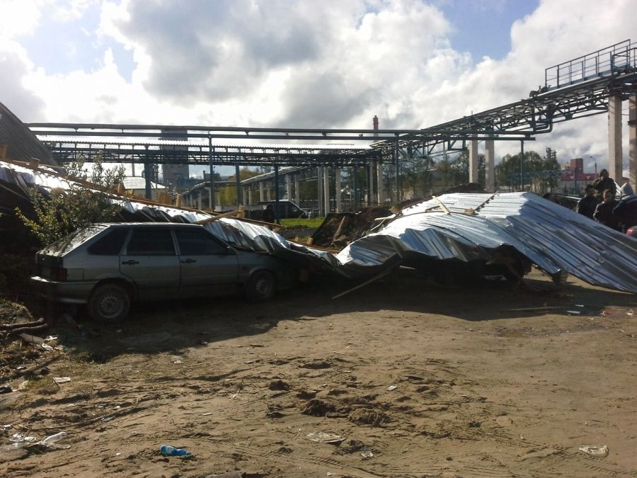 Из-за сильного ветра в Татарстане пострадали 9 машин