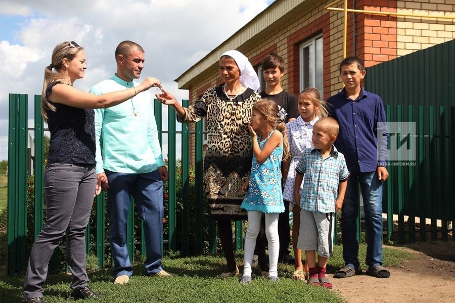 В Татарстане многодетные семьи празднуют новоселье