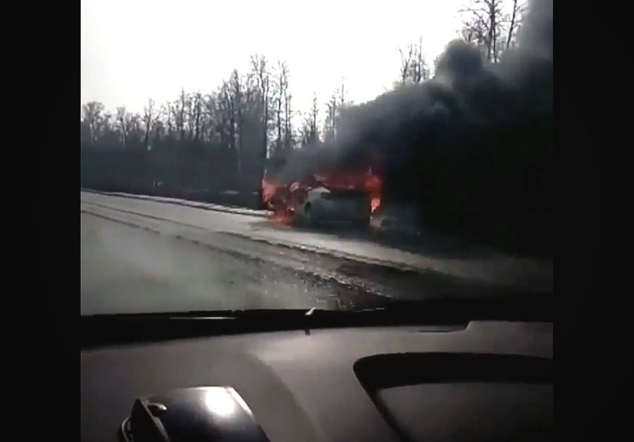 По дороге в аэропорт Казани взорвалось авто [ВИДЕО]