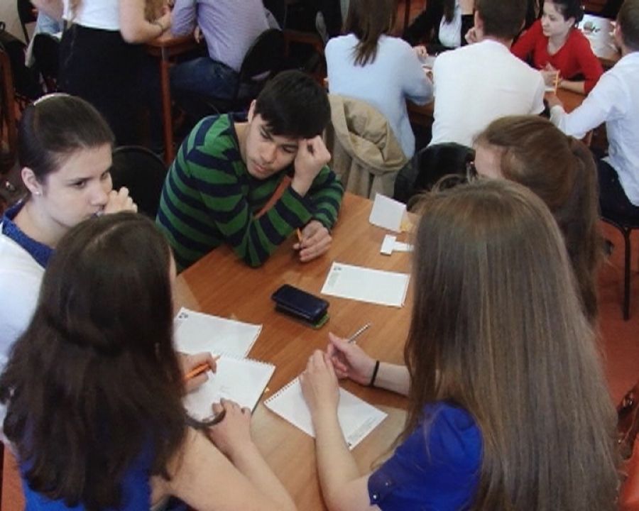 Альметьевские студенты и школьники сыграли в интеллектуальную игру «Что? Где? Когда?»