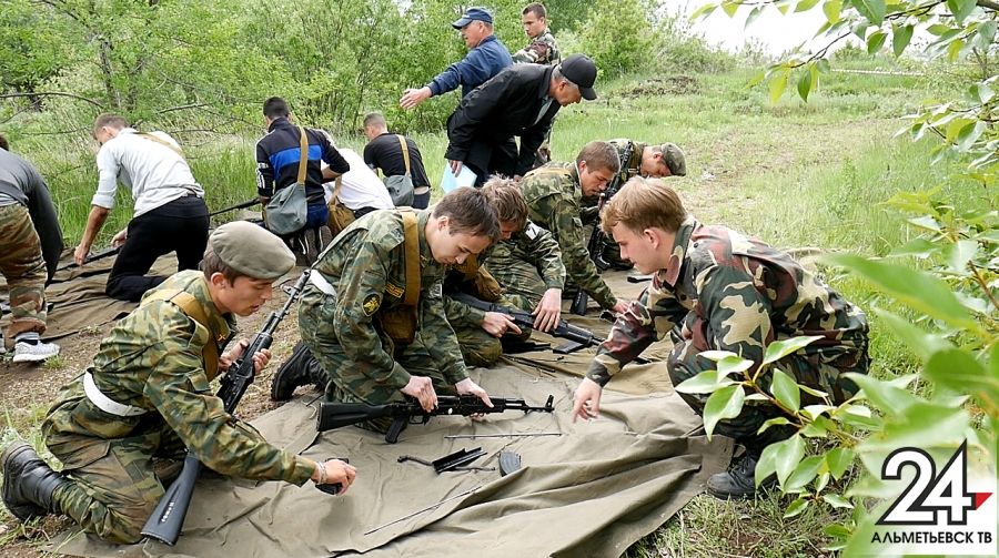 Будущие солдаты в Альметьевске показали силу мужского коллектива