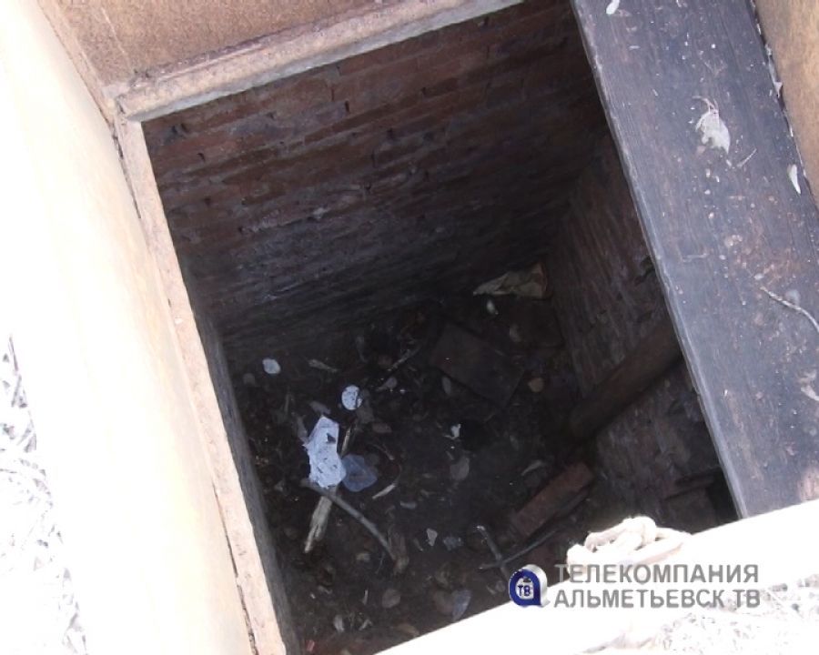 В опасном дворе Альметьевска жизни детей угрожают открытые погреба