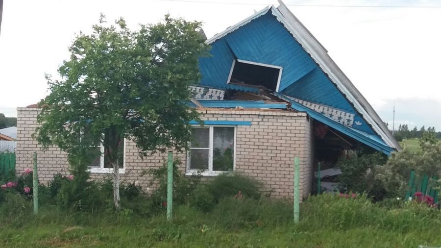 Последствия сильного ветра в Татарстане: отключение электричества, повреждения крыш и падение деревьев