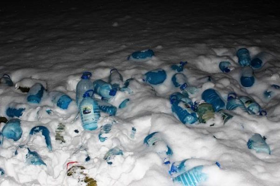 200 бутылей замерзшей «незамерзайки» обнаружены на обочине в Татарстане