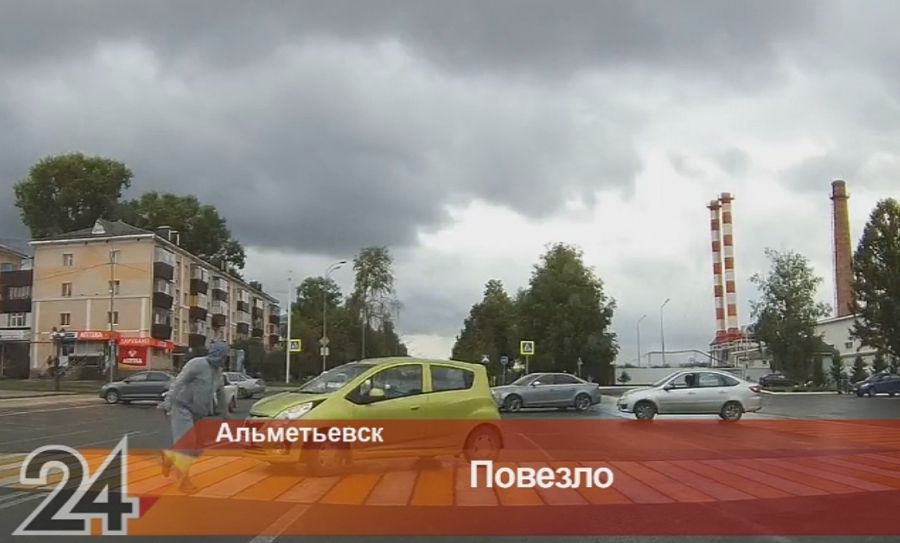 Хетчбек задел пешехода: альметьевцы обсуждают видео из соцсетей