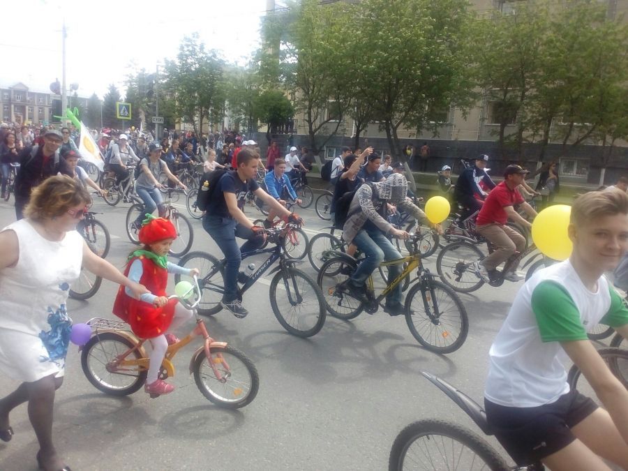 Сотни альметьевцев принимают участие в велопараде