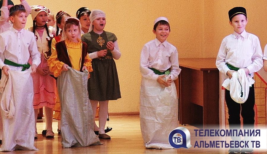 В Альметьевской школе № 25 провели фестиваль «Многоцветье Поволжья»