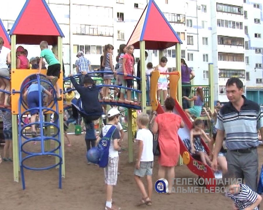 Объединяя взрослых и детей: в Альметьевске открылась очередная игровая площадка