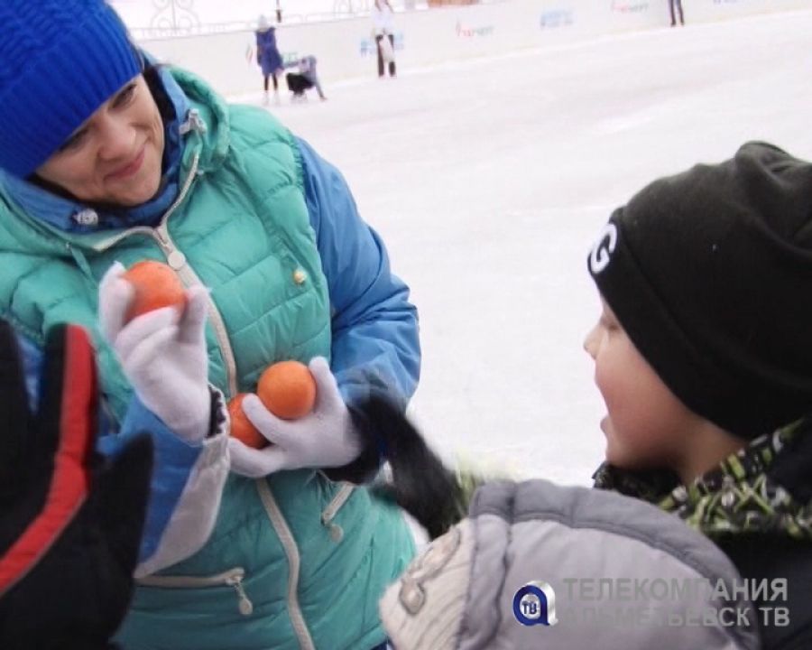 Игры и мандарины – детский час на катке в Альметьевске проходит весело и с пользой