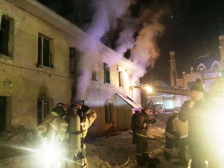 В Татарстане ночью загорелся дом, спасено одиннадцать человек [ФОТО]