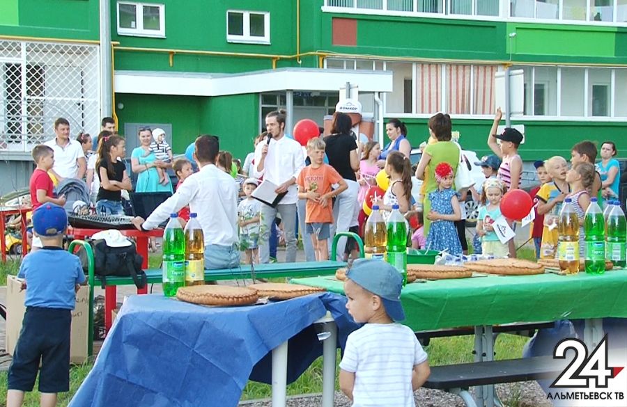 Жители нового микрорайона Альметьевска отметили День соседа