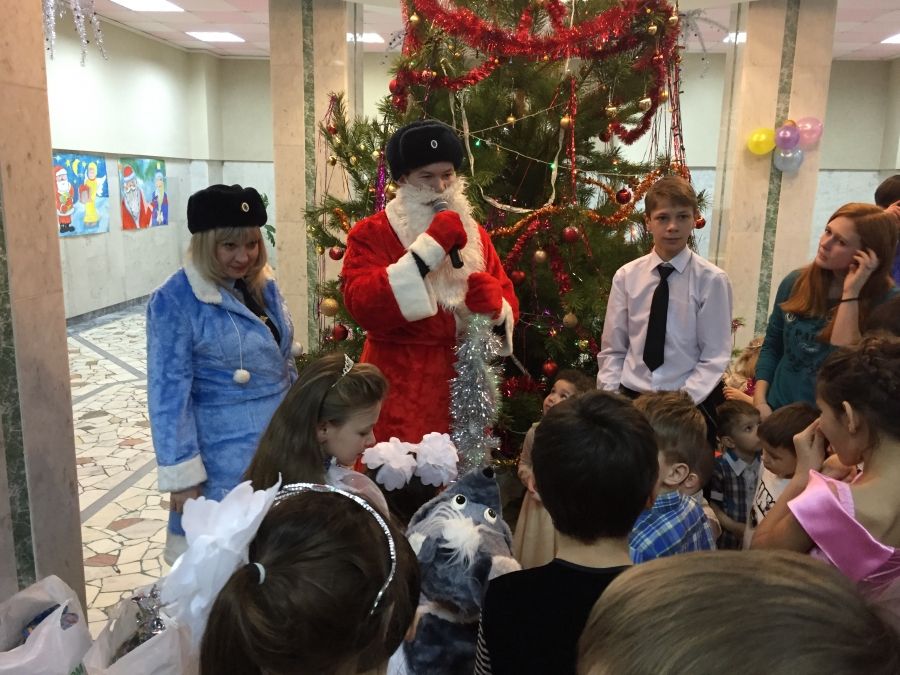 Полицейский Дед Мороз из Альметьевска посетил детский дом и детей, оказавшихся в трудной жизненной ситуации