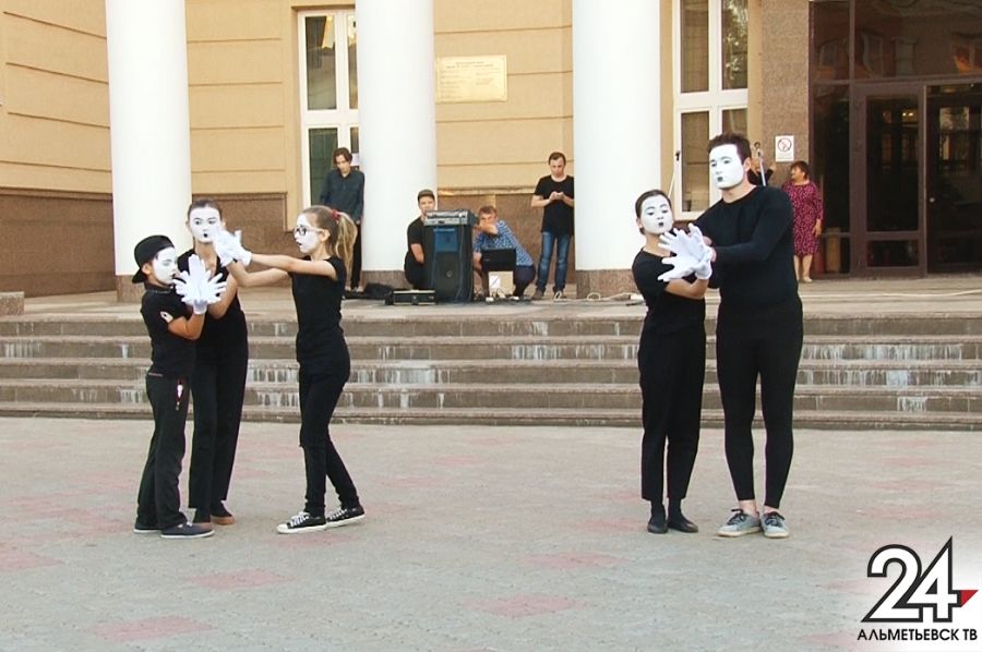 Мимы, джамперы и ходулисты в Альметьевске выступили в театре под открытым небом 