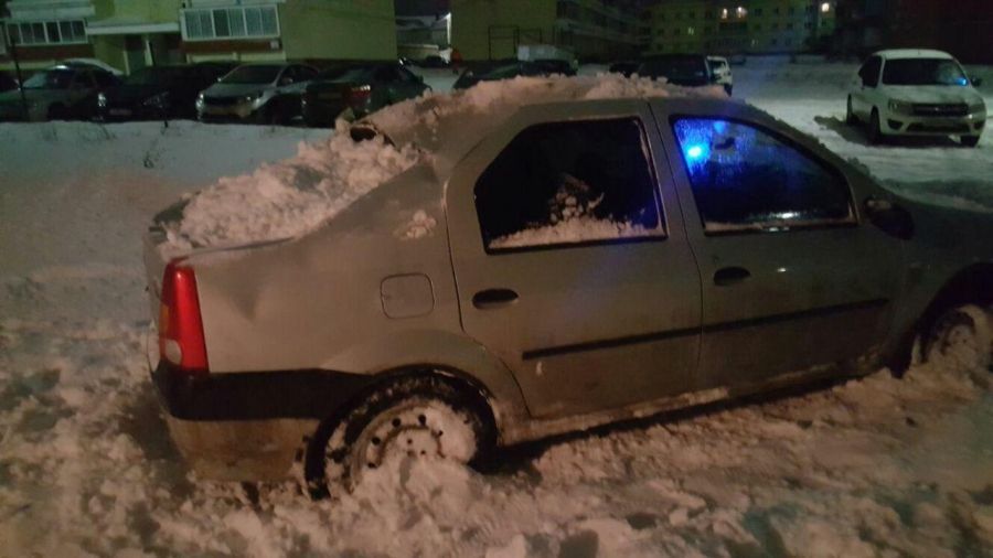 Фото: В Татарстане упавший с крыши снег повредил несколько автомобилей