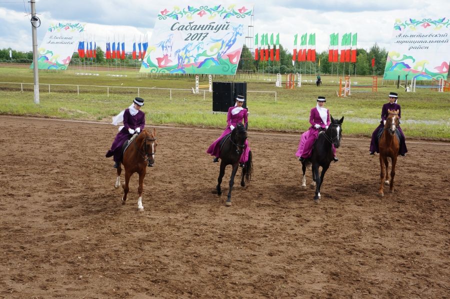 Традиционные конные скачки прошли на Сабантуе в Альметьевске