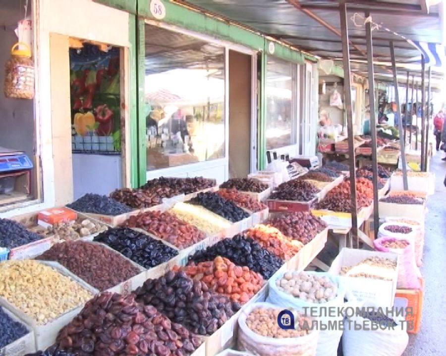 Во время проверки альметьевского рынка ларьки остались без продавцов