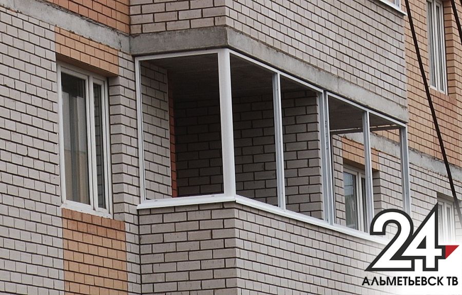 В Альметьевске четырехлетняя девочка выпала из окна высотки