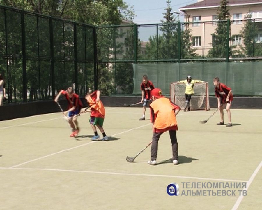 В Альметьевске прошел турнир по флорболу на призы городского парка