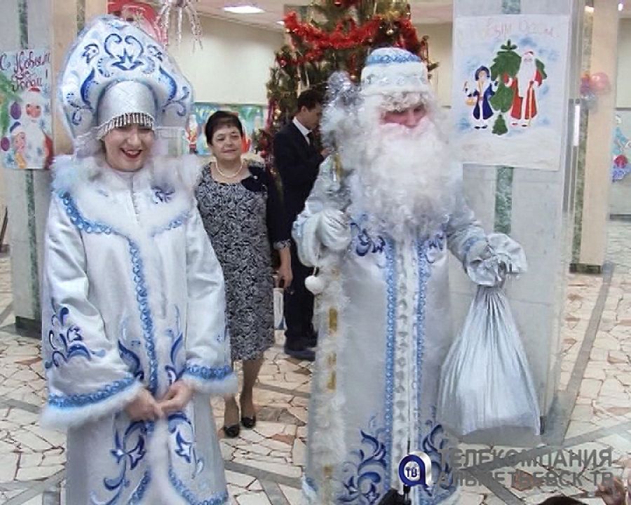 Альметьевским детям вручают подарки от Деда Мороза