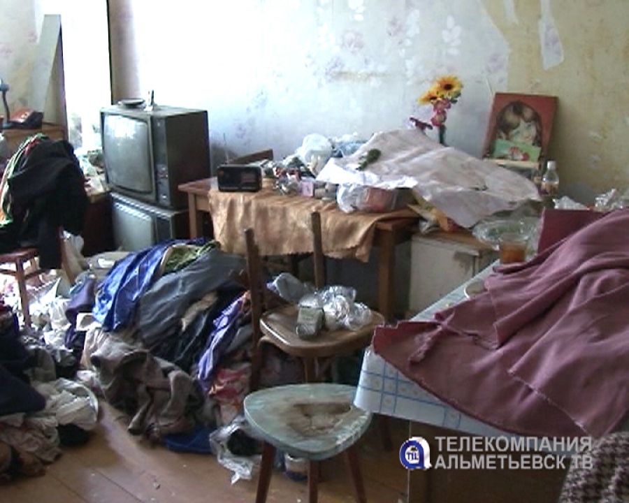 Тараканы и мыши плодятся в квартире пожилой жительницы Альметьевска: что делать соседям?