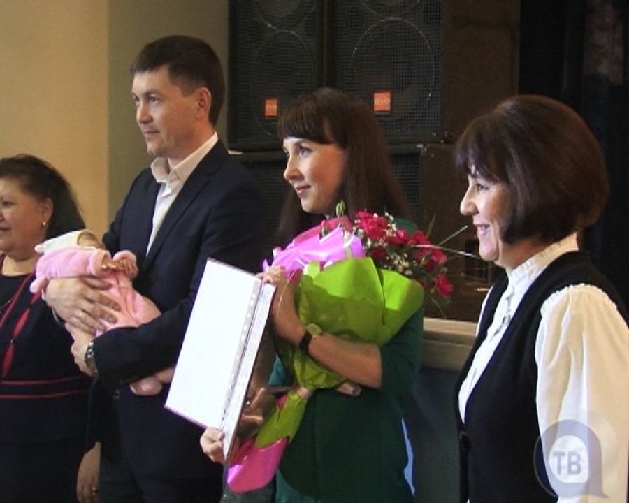В Альметьевске вручили 10-тысячный сертификат на маткапитал