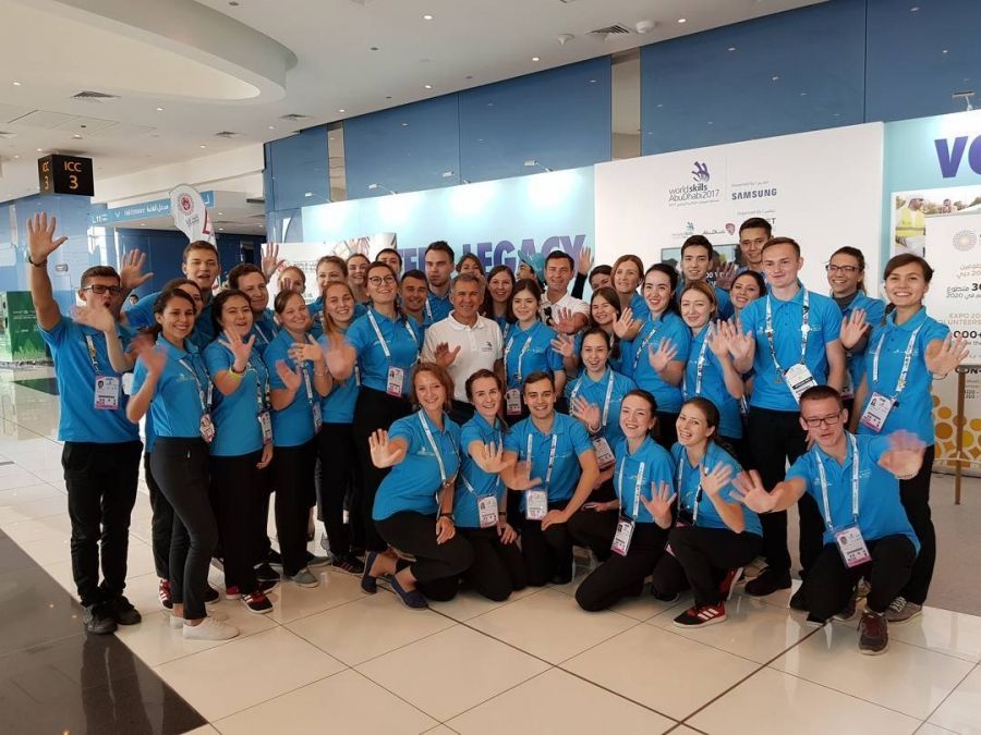 Рустам Минниханов встретился с волонтерами WorldSkills Kazan в ОАЭ