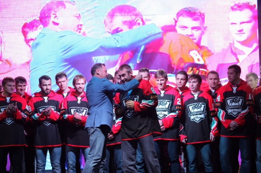 Большой праздник хоккея в Альметьевске: представление команды и танцы до упада