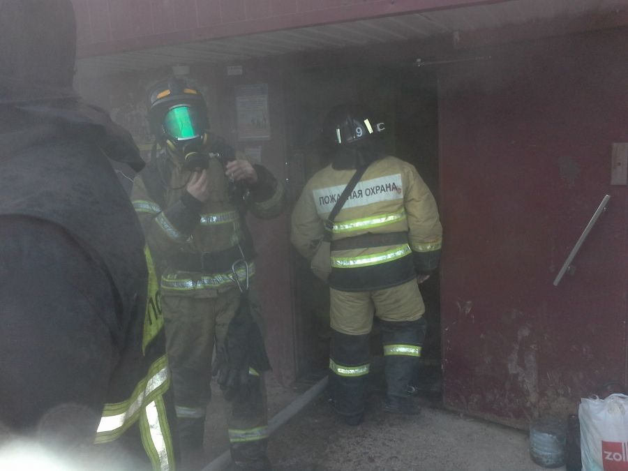 Фото: пожарные спасли 26 человек из горящего дома в Альметьевске