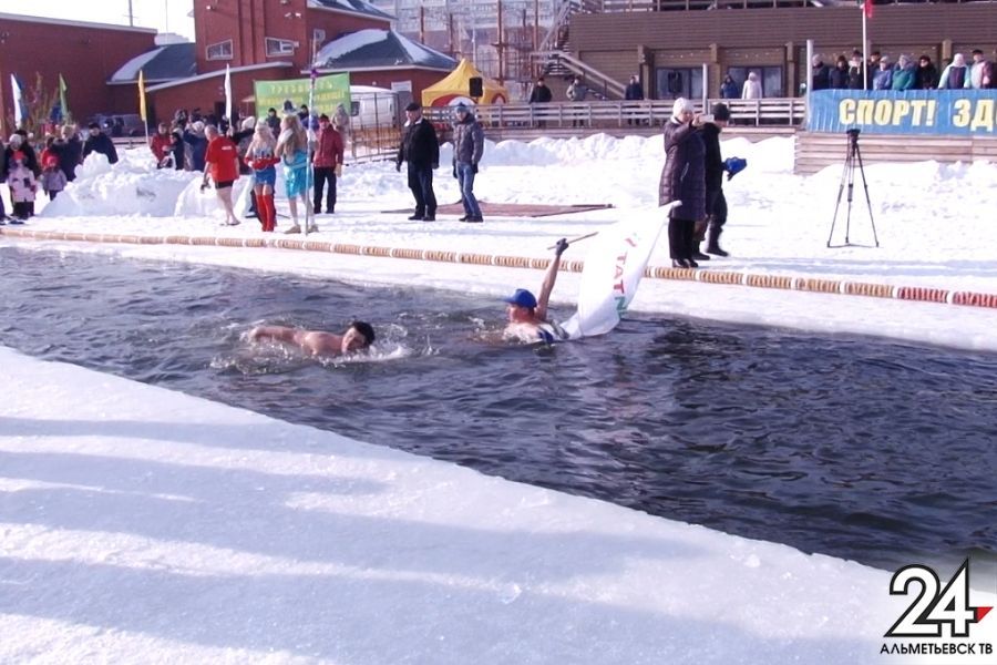 Неподготовленным холодно даже смотреть: любители зимнего плавания покоряли ледяную дистанцию в Альметьевске