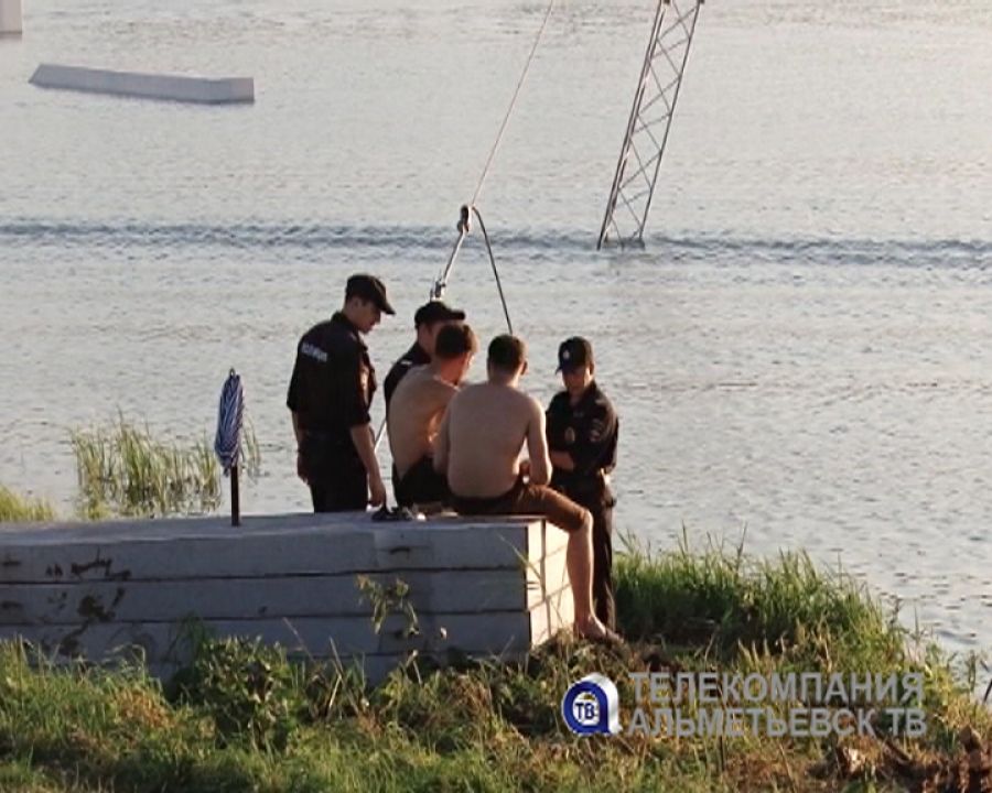 Полицейские патрулируют места несанкционированного купания в Альметьевске