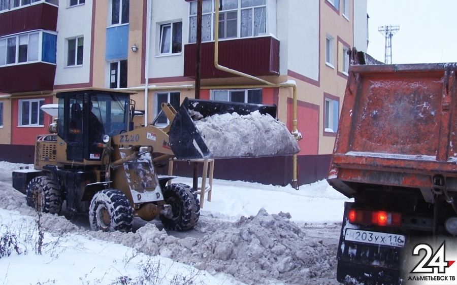 Что мешает уборке снега во дворах Альметьевска