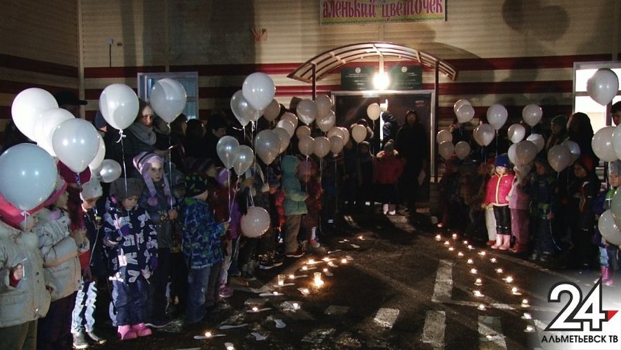 В память о жертвах ДТП в Альметьевске в небо выпустили белые шары
