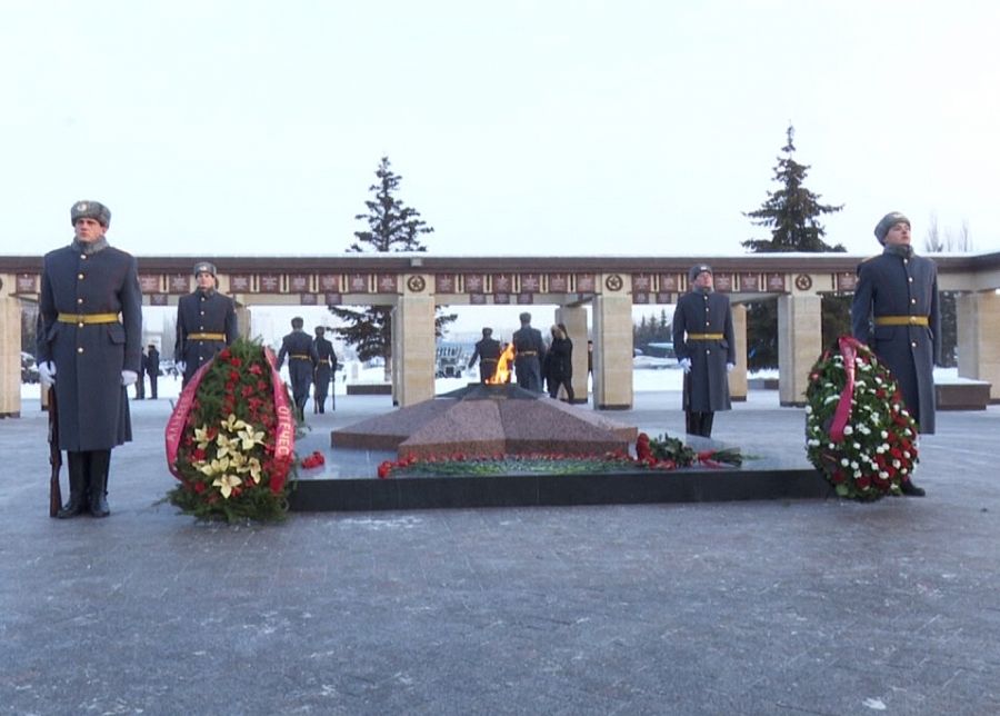 Альметьевская делегация приняла участие в торжественном возложении цветов к Вечному огню в казанском парке Победы