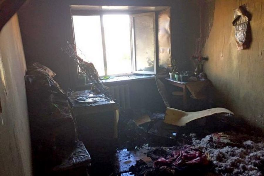 В Татарстане спасатели вынесли из горящей квартиры 58-летнюю женщину