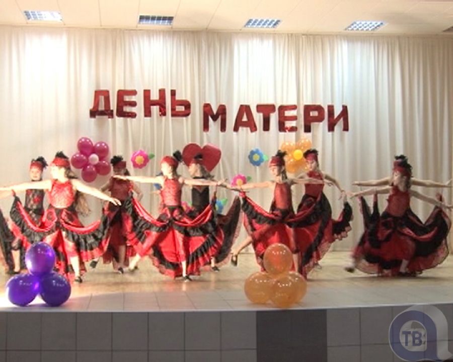 В школе № 16 Альметьевска прошел концерт, посвященный Дню матери