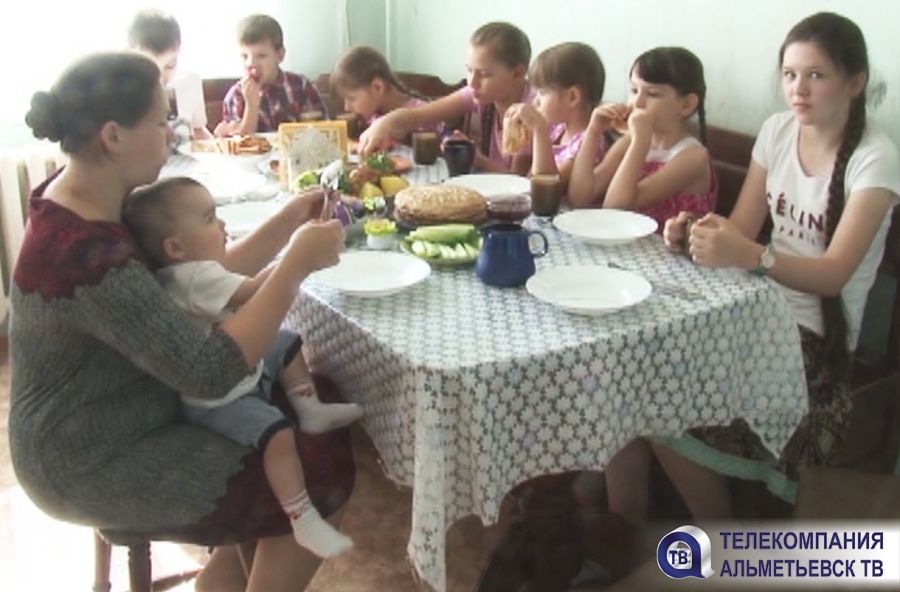 В Альметьевске 90 детей обрели приемные семьи