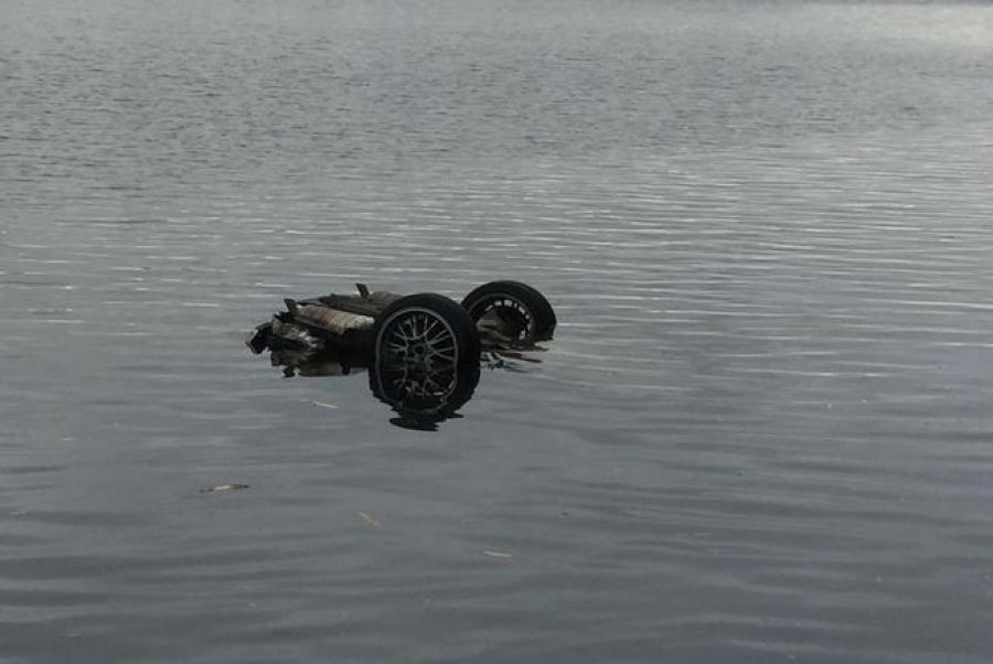 В Татарстане автомобиль столкнулся с мотоциклом и вылетел в озеро