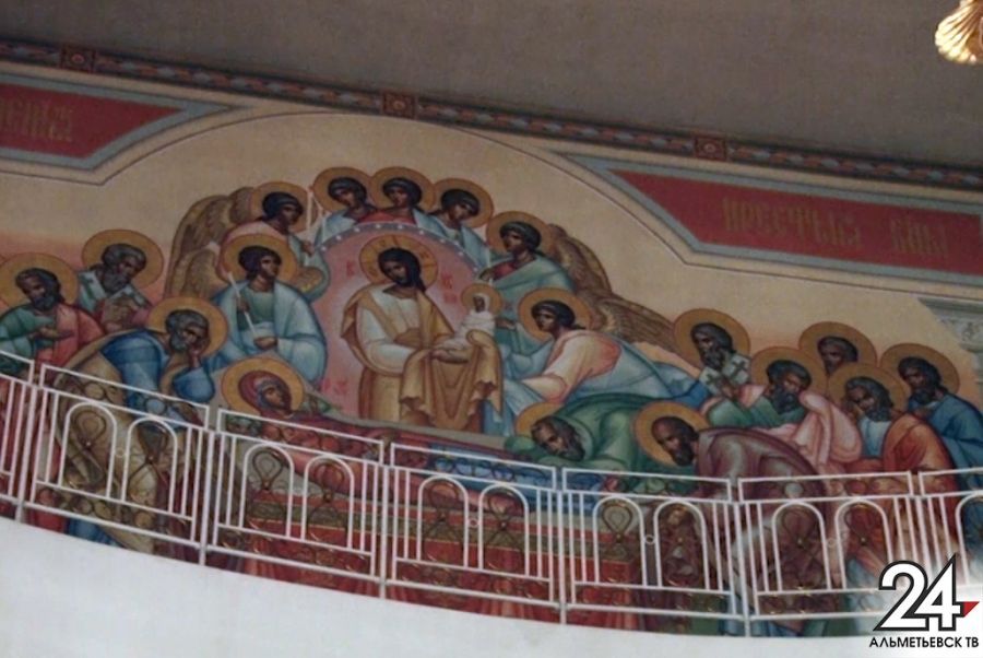 В главном православном храме Альметьевске завершается роспись стен