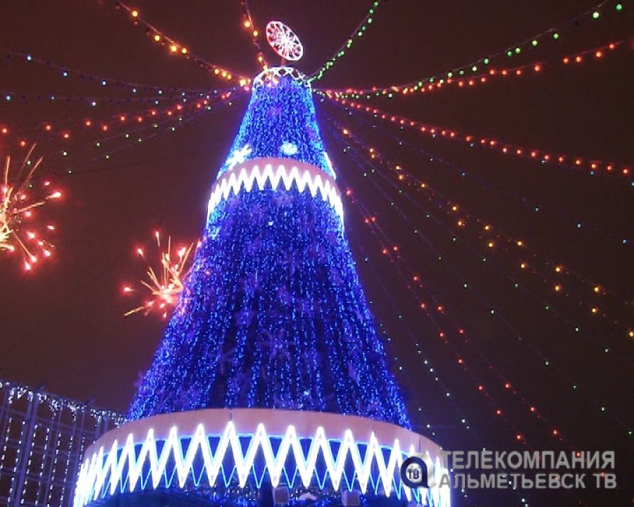 В Альметьевске открылась главная елка и каток «Любимый Альметьевск»