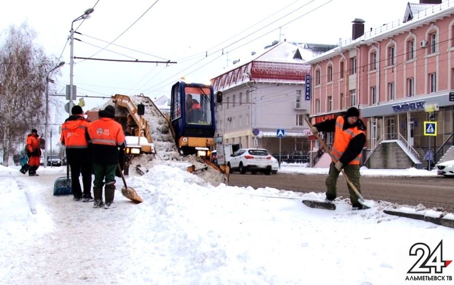С января коммунальщики вывезли с альметьевских дворов свыше 15 кубометров снега
