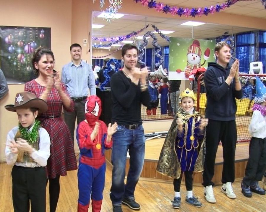 Новый год с игроками «Нефтяника» отметили воспитанники школы-интерната из Русского Акташа