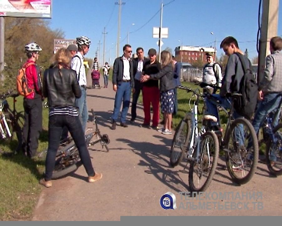 По городу на велосипедах проехали глава Альметьевского района и гость из Финляндии